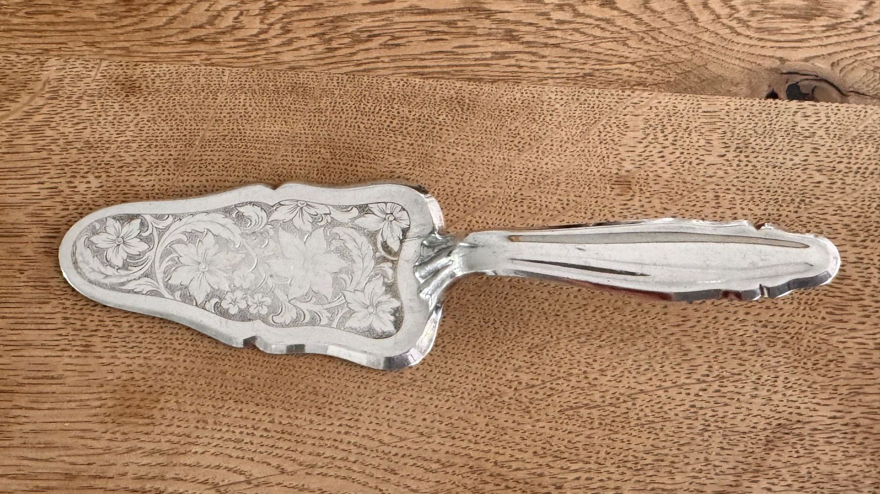 Set di posate: Tortenheber versilbert antik mit wunderschönem Blumendekor – Usato da Baar venduto da 001loulou