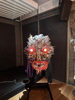Schädelskulptur mit Aluminium dekoriert