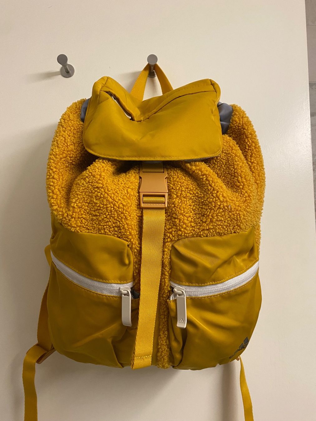 Adidas Zaini: Stylish Yellow Adidas Backpack, Like New! – Nuovo (secondo la descrizione) da Buttikon SZ venduto da Maxwelltime