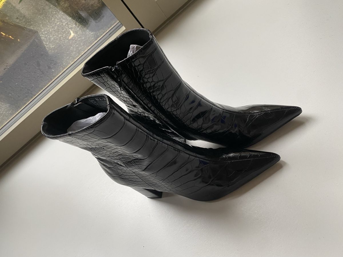 Damenschuhe: Schwarze Kroko-Stiefeletten Gr. 37 – Gebraucht aus Widen von juinl 4