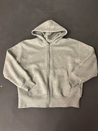 Grauer Pullover