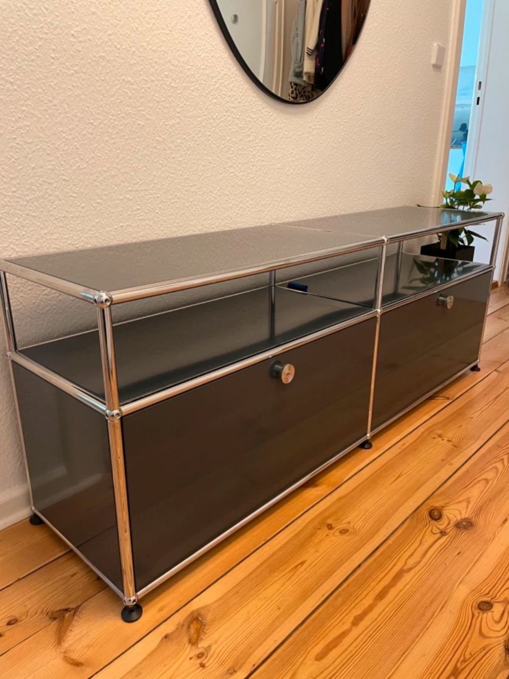 USM Mobili TV: USM TV Möbel mit 2 Klappen in Anthrazitgrau – Usato da Zürich venduto da LUXUS2020