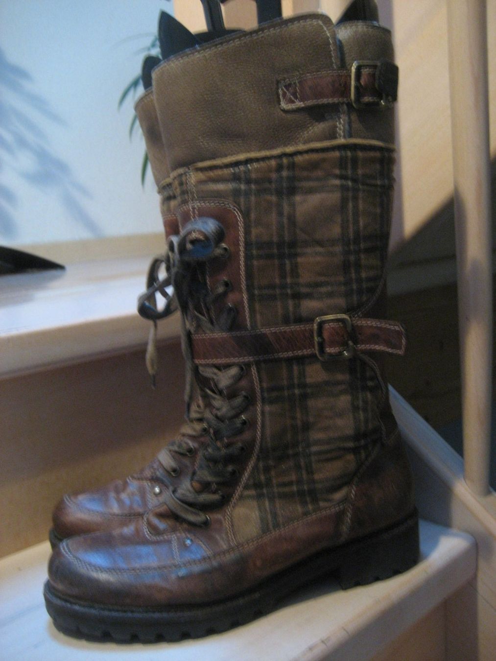 Scarpe da donna: Bottes fourrées cuir grandeur 40 – Nuovo (secondo la descrizione) da Delémont venduto da marryb