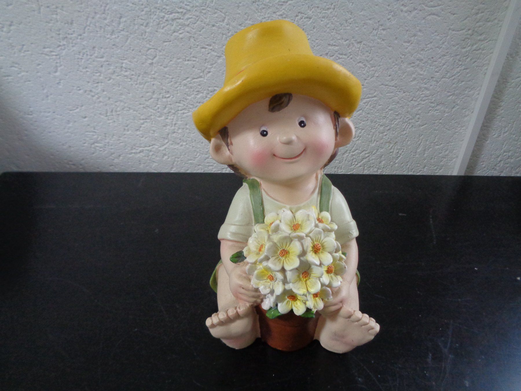 Figuren: Sitzender Blumen Junge (18 cm) – Neu und originalverpackt aus Langenbruck von Gumsi