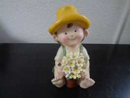Sitzender Blumen Junge (18 cm)