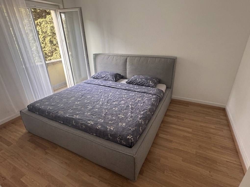 Betten: Lit complet capitonné gris avec sommier + matelas Emma – Gebraucht aus Lausanne von jul_r7j6