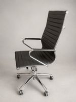 2 Design-Bürostühle – Kunstleder – Lift- & Wippfunktion