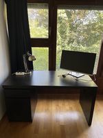 Schreibtisch und Stuhl
