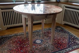 Tisch mit runder Granitplatte