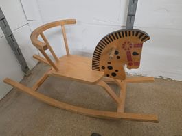 Schaukelpferd aus Holz für Kinder