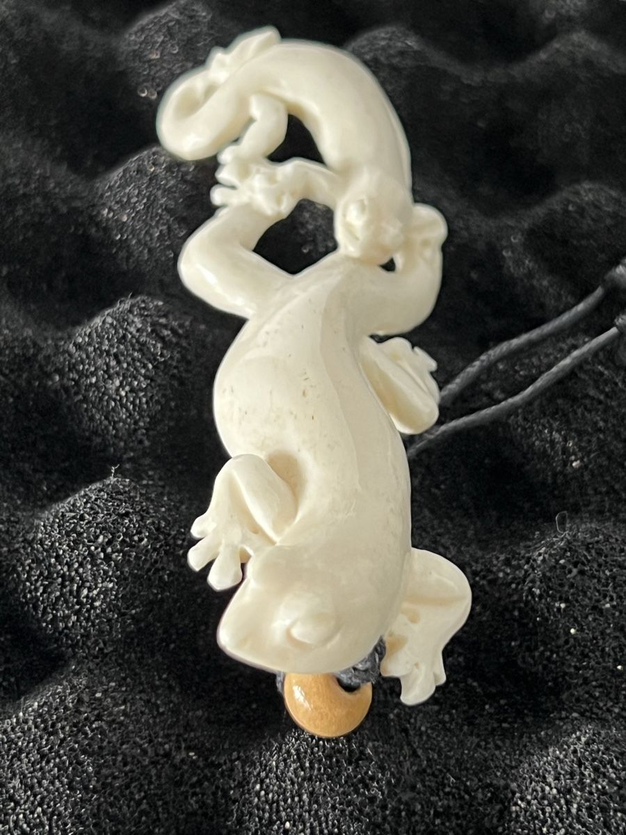 Catenine: Unique Hand-Carved Gecko Pendant Necklace Bone – Nuovo (secondo la descrizione) da Moehlin venduto da Balirain 4