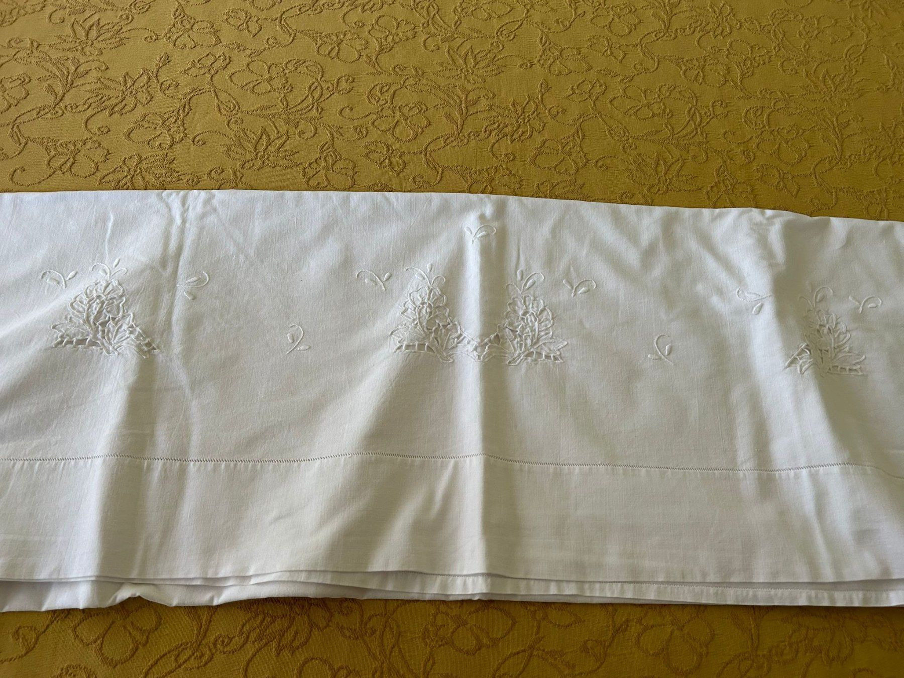 Biancheria da letto: Lenzuolo con ricamo 216x280 cm – Usato da Melano venduto da H-Sara
