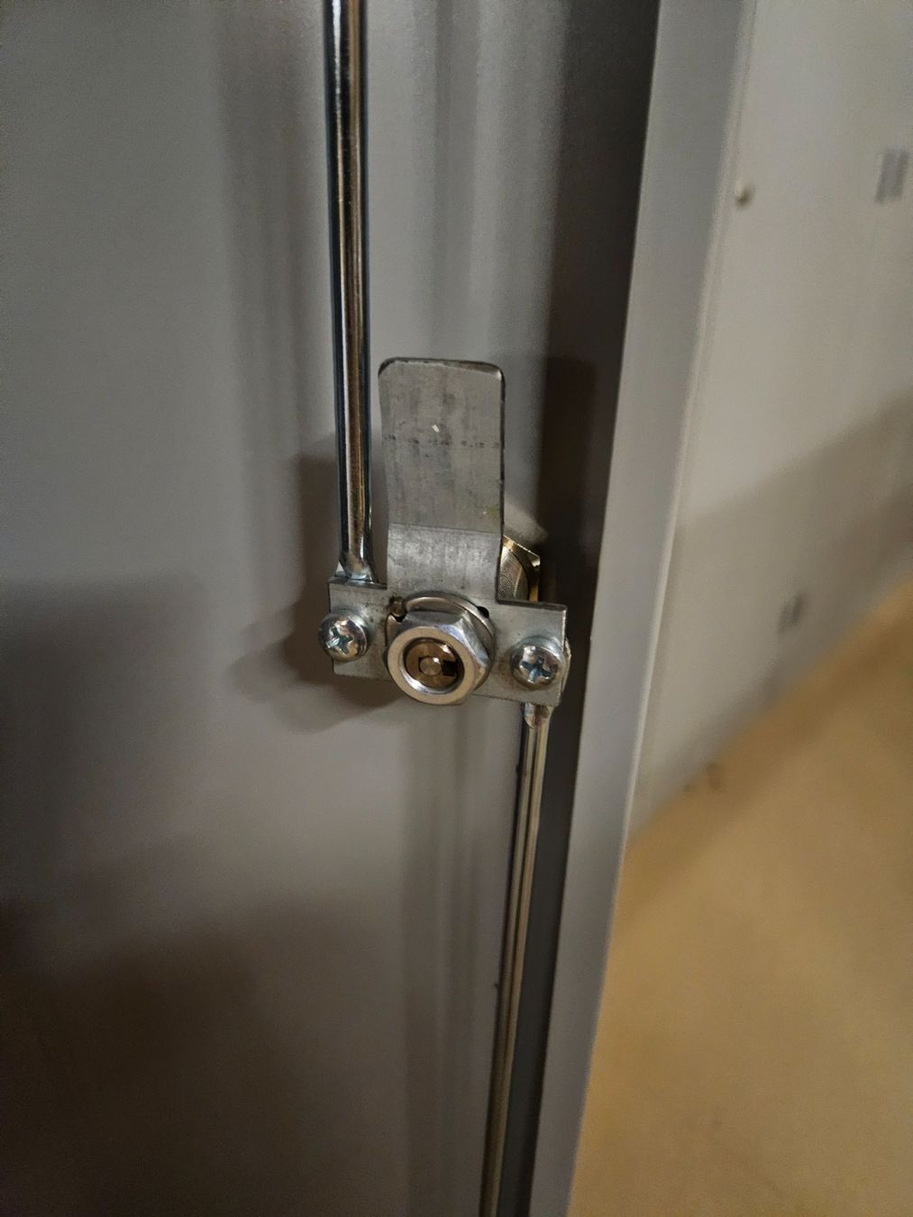 Armadi: Sehr robuster Metallschrank – Usato da Rüti ZH venduto da looren94 3