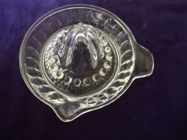 Vintage Zitronenpresse aus Glas für frische Säfte