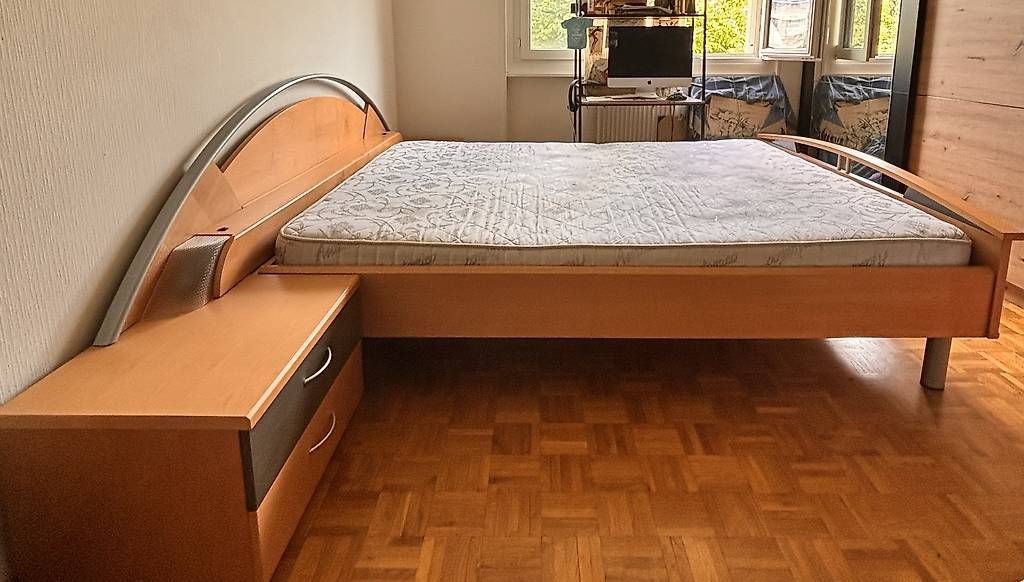 Betten: Lit double avec tables de nuit et lampes incorporées  – Gebraucht aus Vevey von cat_tw2s 2