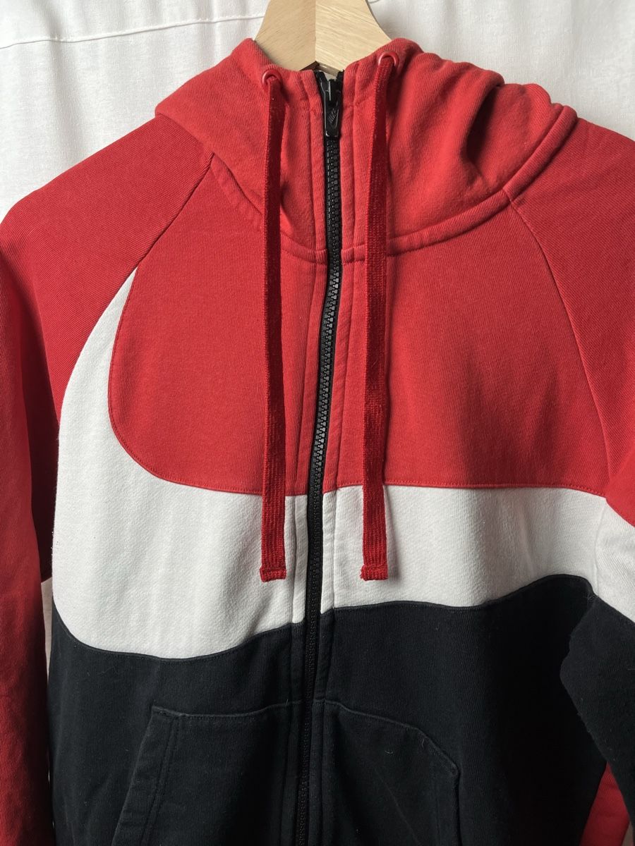 Nike Pullover & Sweatshirts: Pull à capuche Nike – Neu (gemäss Beschreibung) aus Les Avanchets von lunedeneige.shop 1