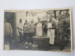 Historisches Foto Soldaten mit Kochgeschirr R3