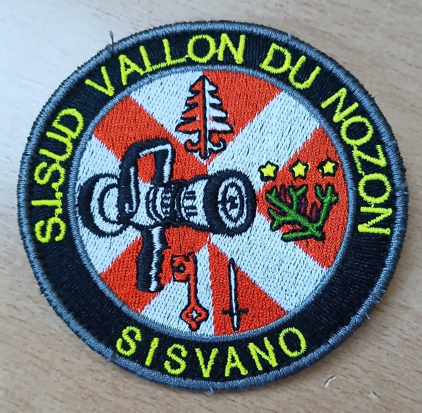 Toppe: Patch brodé SISVANO, collectionneur – Nuovo (secondo la descrizione) da Romainmôtier venduto da PanPan