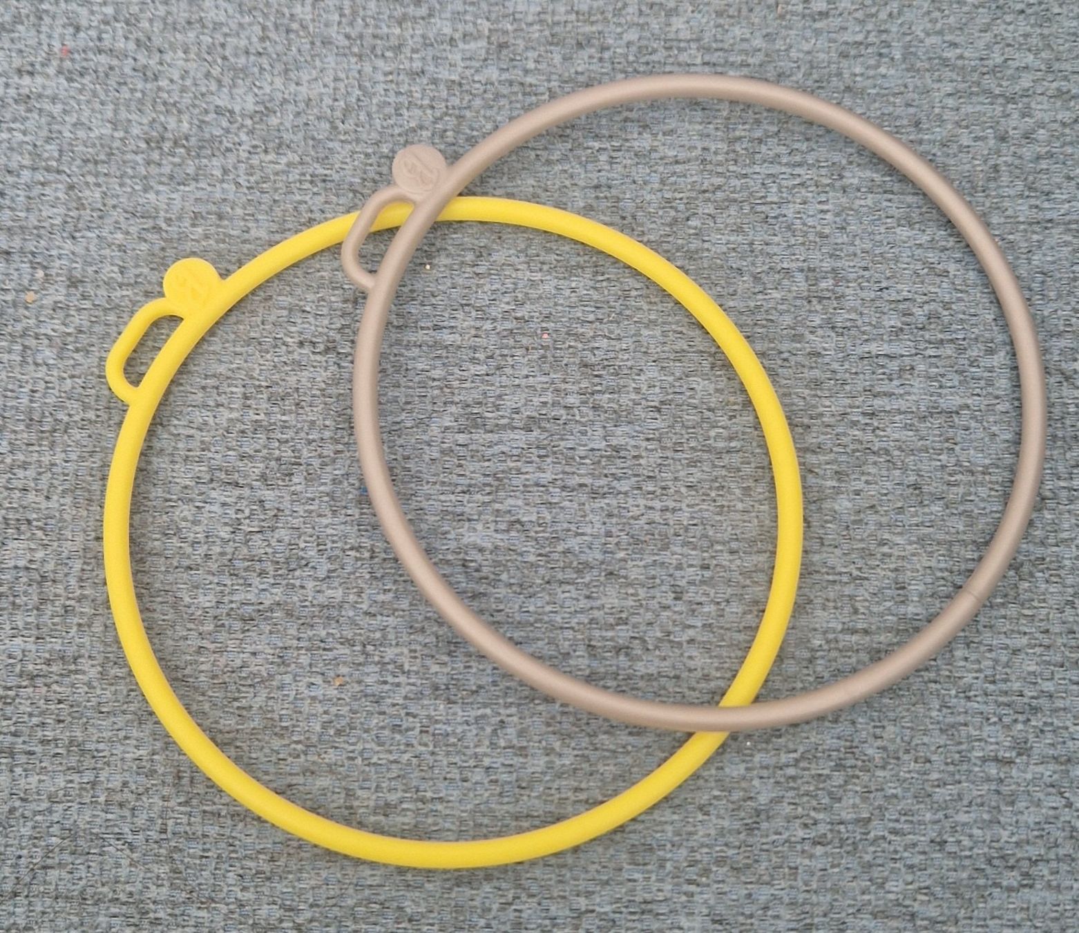 Giocattoli: 2 hula hoop pour Barbie – Usato da Couvet venduto da Pioune
