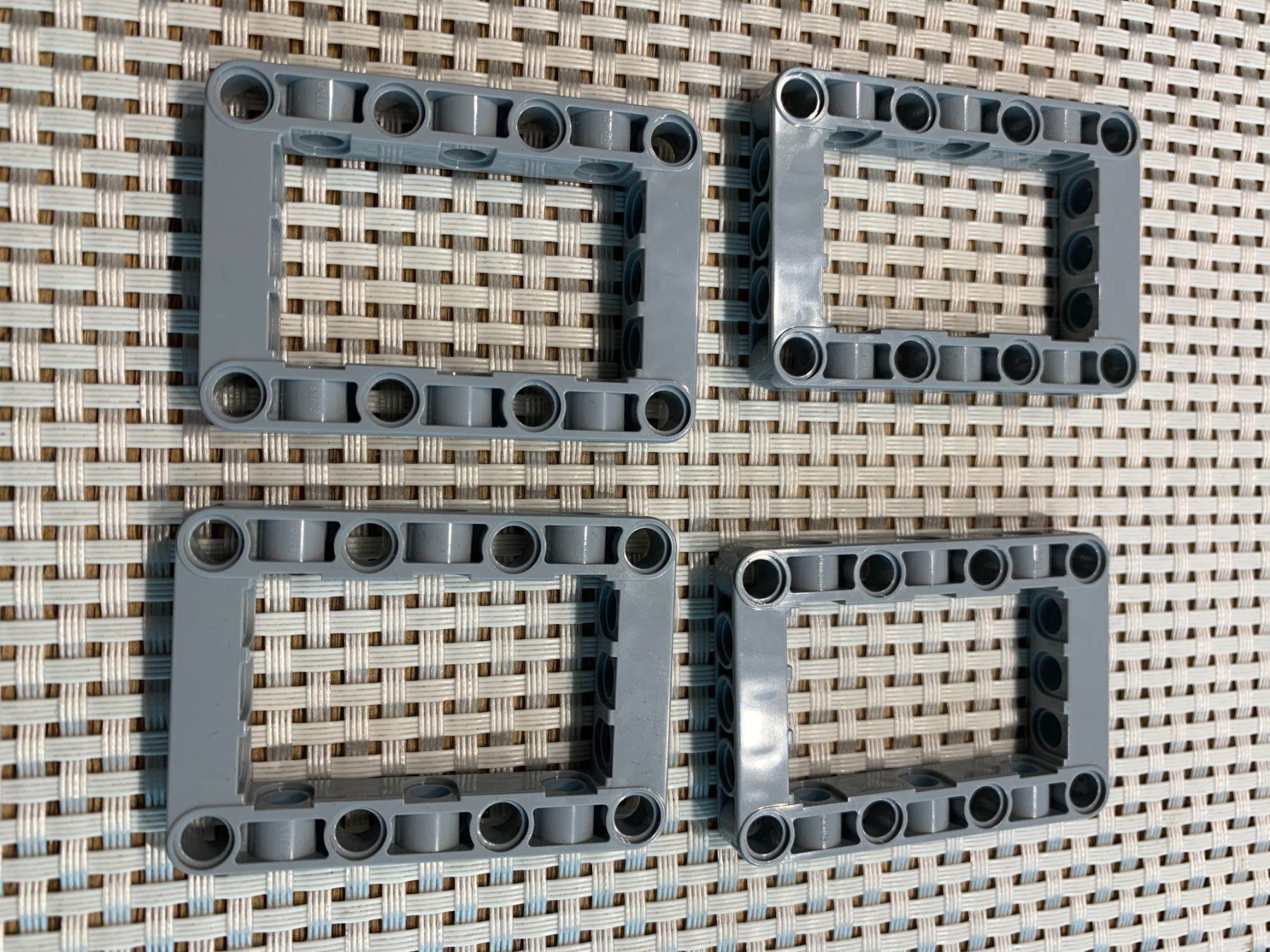 Lego Kit di costruzioni: Lego Technik graue Rahmen Frame LotY – Usato da Buochs venduto da Techtelmechtel