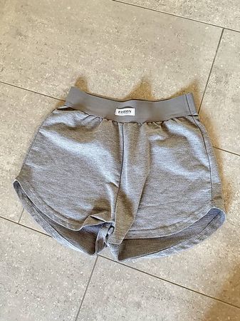 Kurze hellgraue Hose