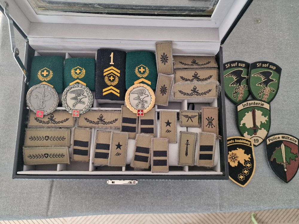 Insignes, grades et fonctions militaire de l'armée Suisse (Gebraucht ...