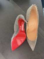 Christian Louboutin Pumps mit Nieten silberfarben Gr. 38.5