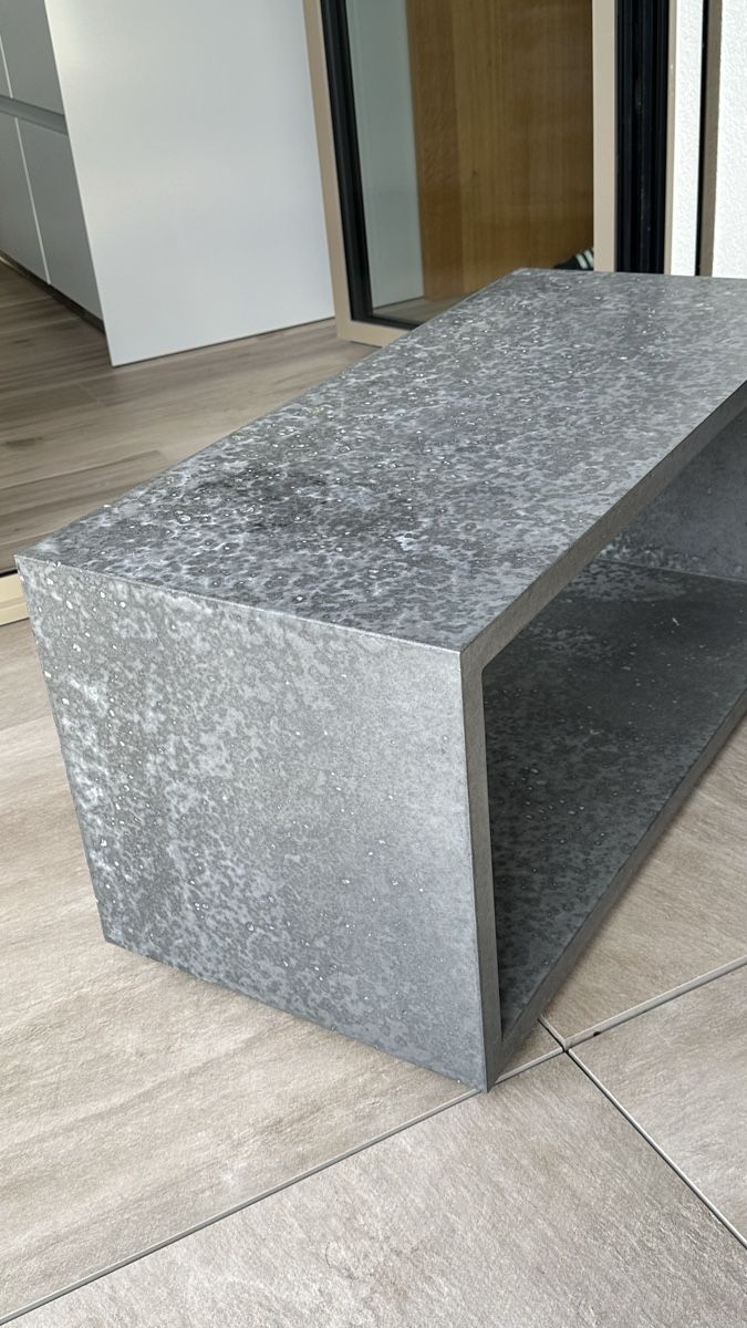 Tavoli: Modern Concrete Side Table with Open Compartment – Usato da Herrliberg venduto da mykee5 1