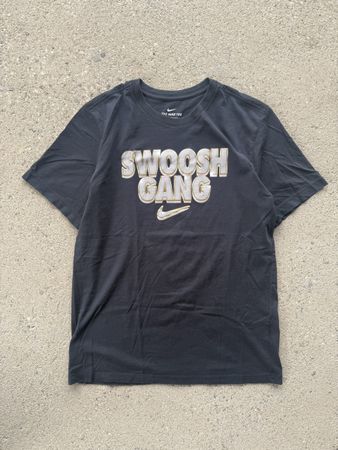 T-shirt Nike Swoosh Gang noir impression taille M