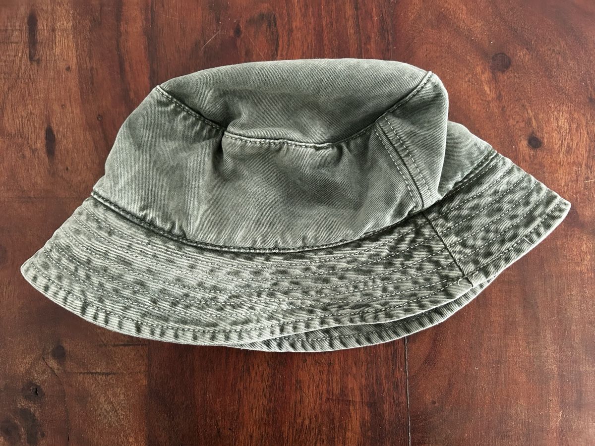 Chapeaux, bonnets & casquettes: Sonnenhut Pull&Bear 56 – D'occasion à Winterthur par Sunshineandrain