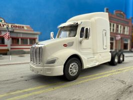 NEU Peterbilt 579 Sleeper HO Logistics Replicas USA H0 1/87