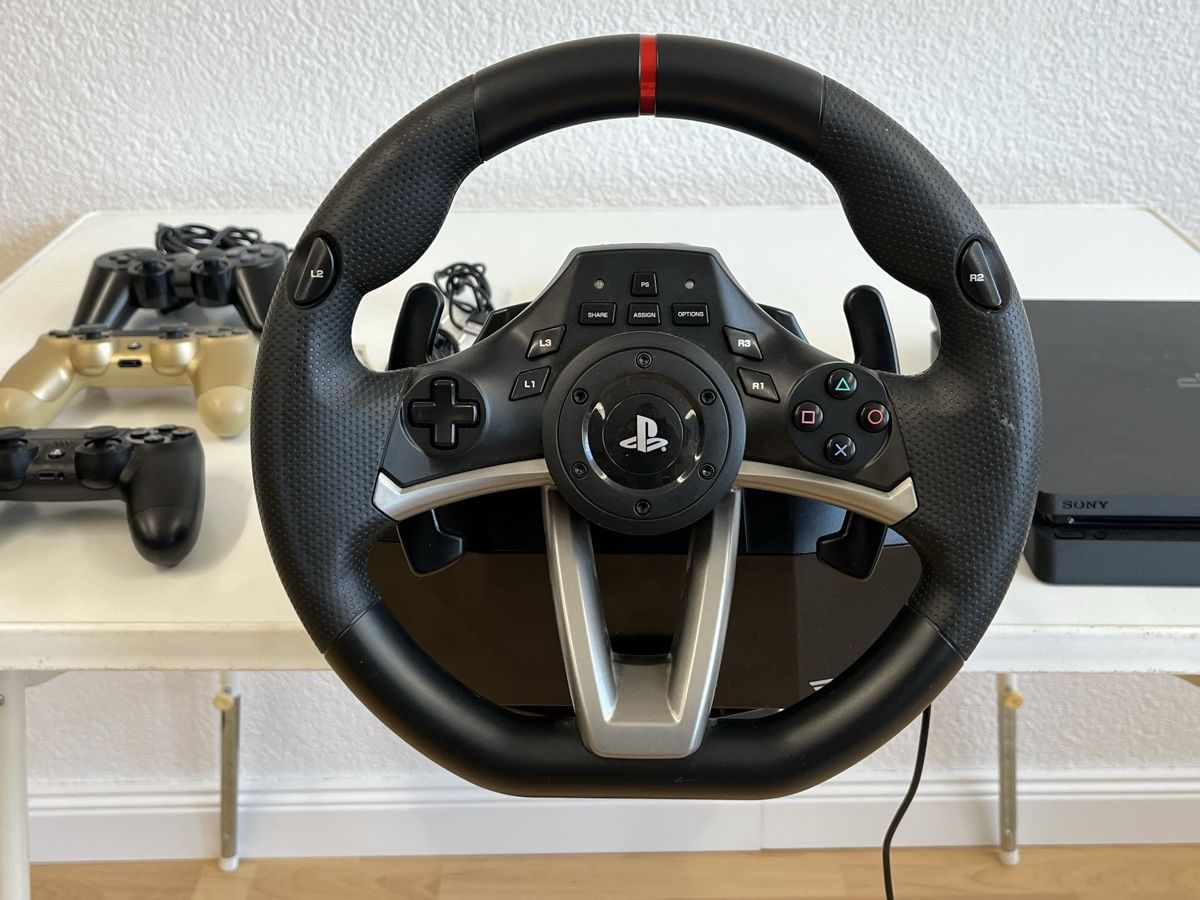 Sony Console: Playstation 4 mit Lenkrad, Pedalen und 3 Controller – Usato da Horgen venduto da Grizzly83 2