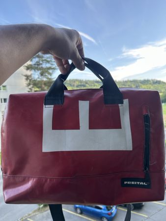 Sacoche Freitag rouge emblématique, parfait pour l'été!