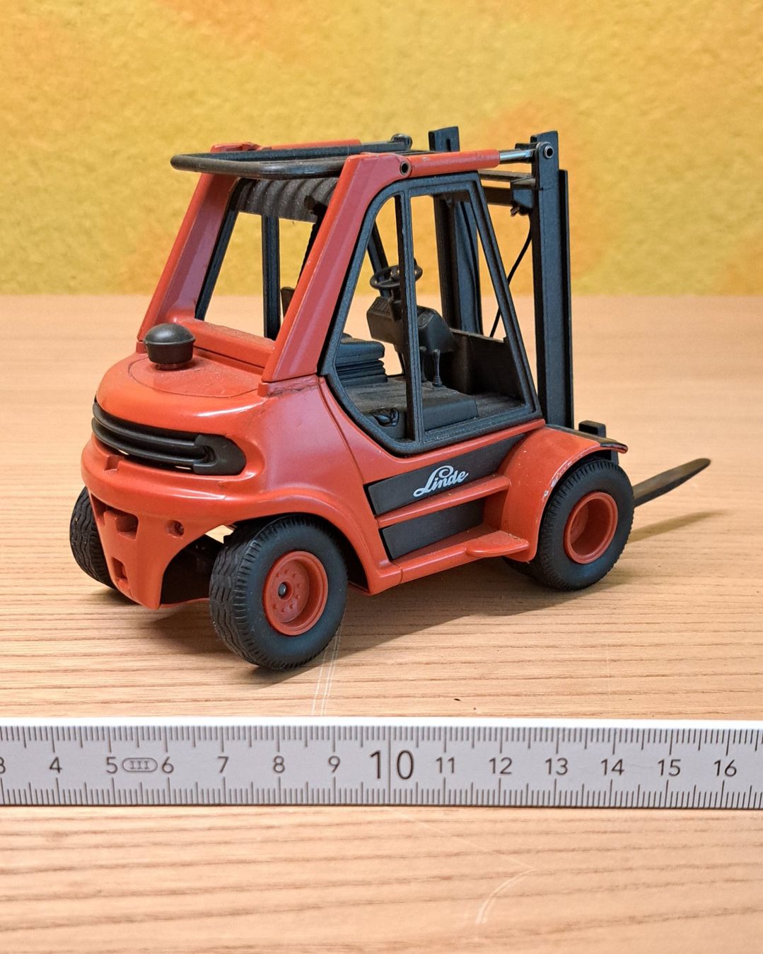 Gama Kit di modellismo & Modellini statici: Linde Stapler (Gabelstapler Modell, Gamma 2422 / 1:24 – Usato da Dietlikon venduto da kosta.katoglou 2