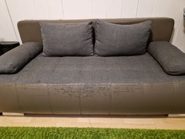 Gemütliches Schlafsofa mit Kissen - Ideal für Gäste!