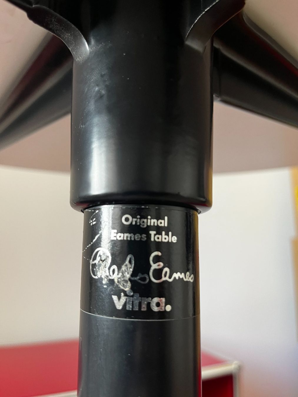 Eames Tavoli: Eames Runder Stehtisch Bistrotisch Eames Contract von Vitra – Usato da Zürich venduto da Allrounders 8