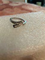 Eleganter Silberfarbener Schleifenring mit glitzersteinchen