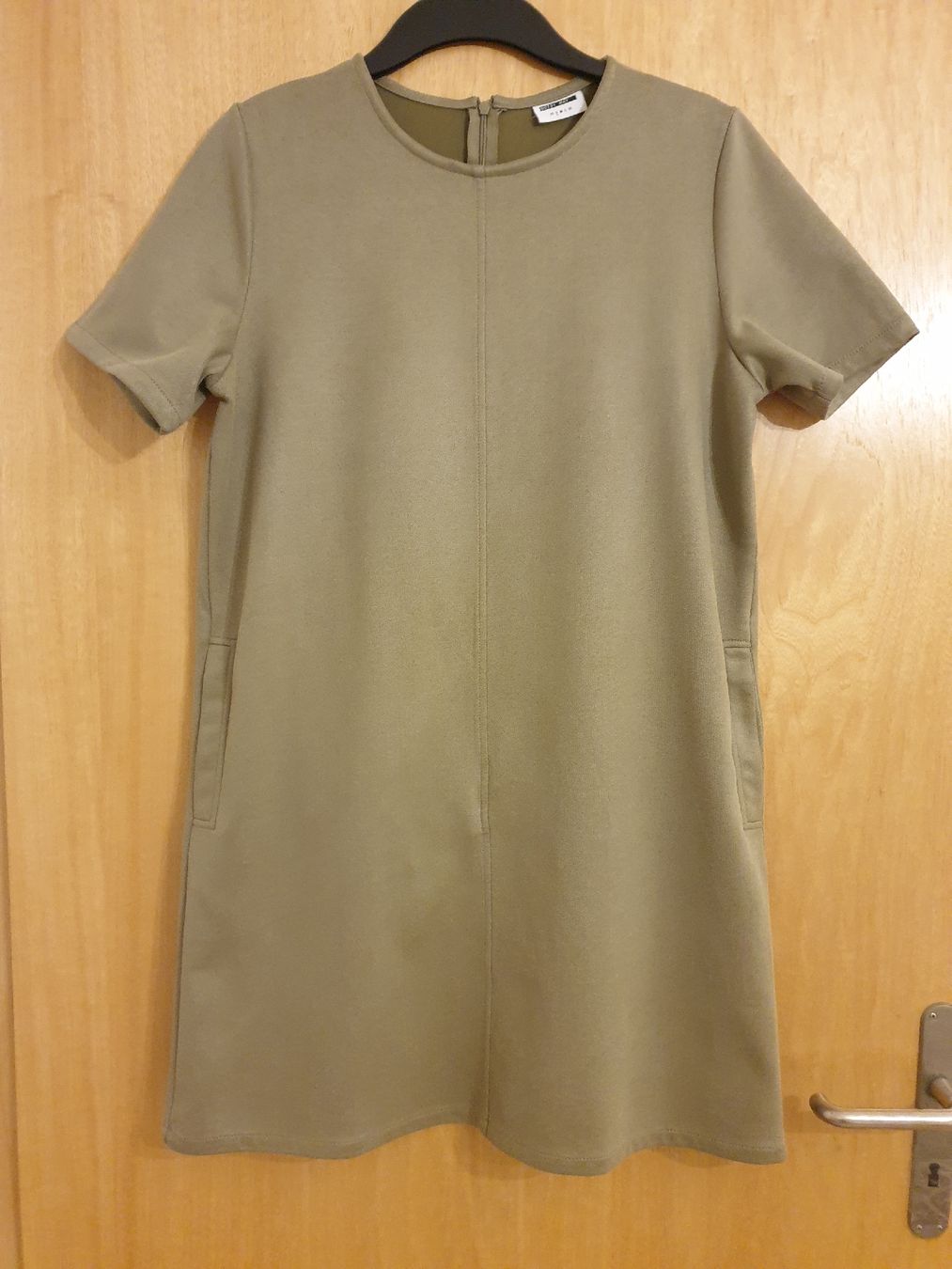 Kleider: Robe courte, S, olive, 90%polyester, excellent état – Gebraucht aus Neuchâtel von Verenas12