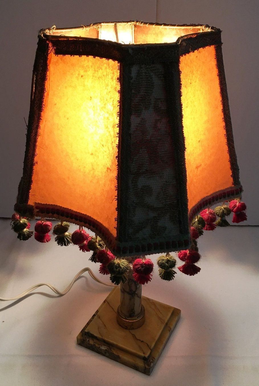 Lampade: Alte Tischlampe mit  Lederschirm(teil) – Usato da Oftringen venduto da Vucki 1