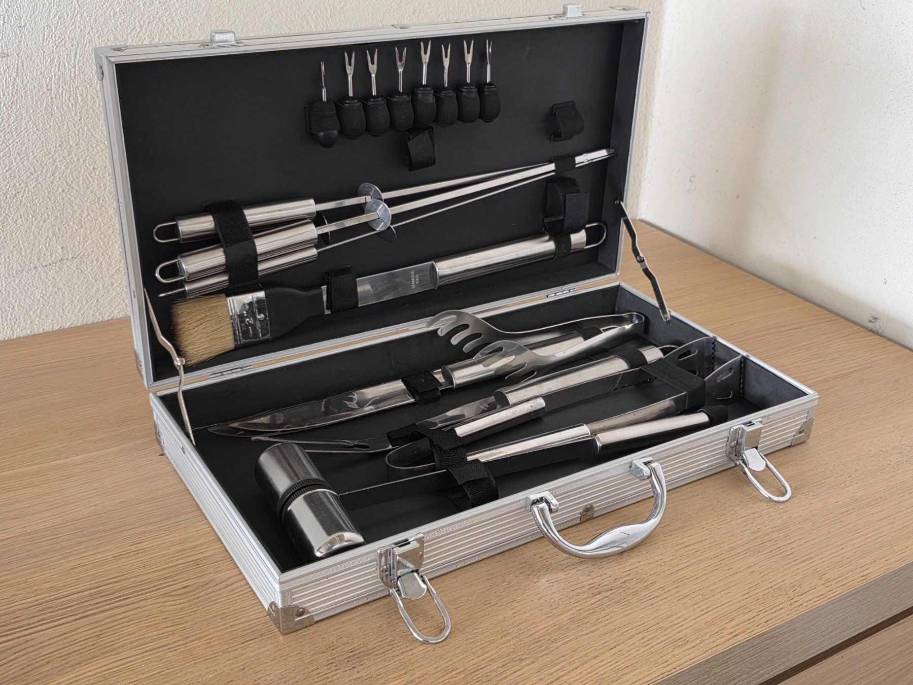 Couverts: Grillbesteck-Set im Koffer von Feldschlösschen – D'occasion à Badäl par RYzeR9980X4D