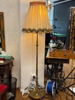 Klassische Messing-Stehlampe mit plissiertem Stoffschirm