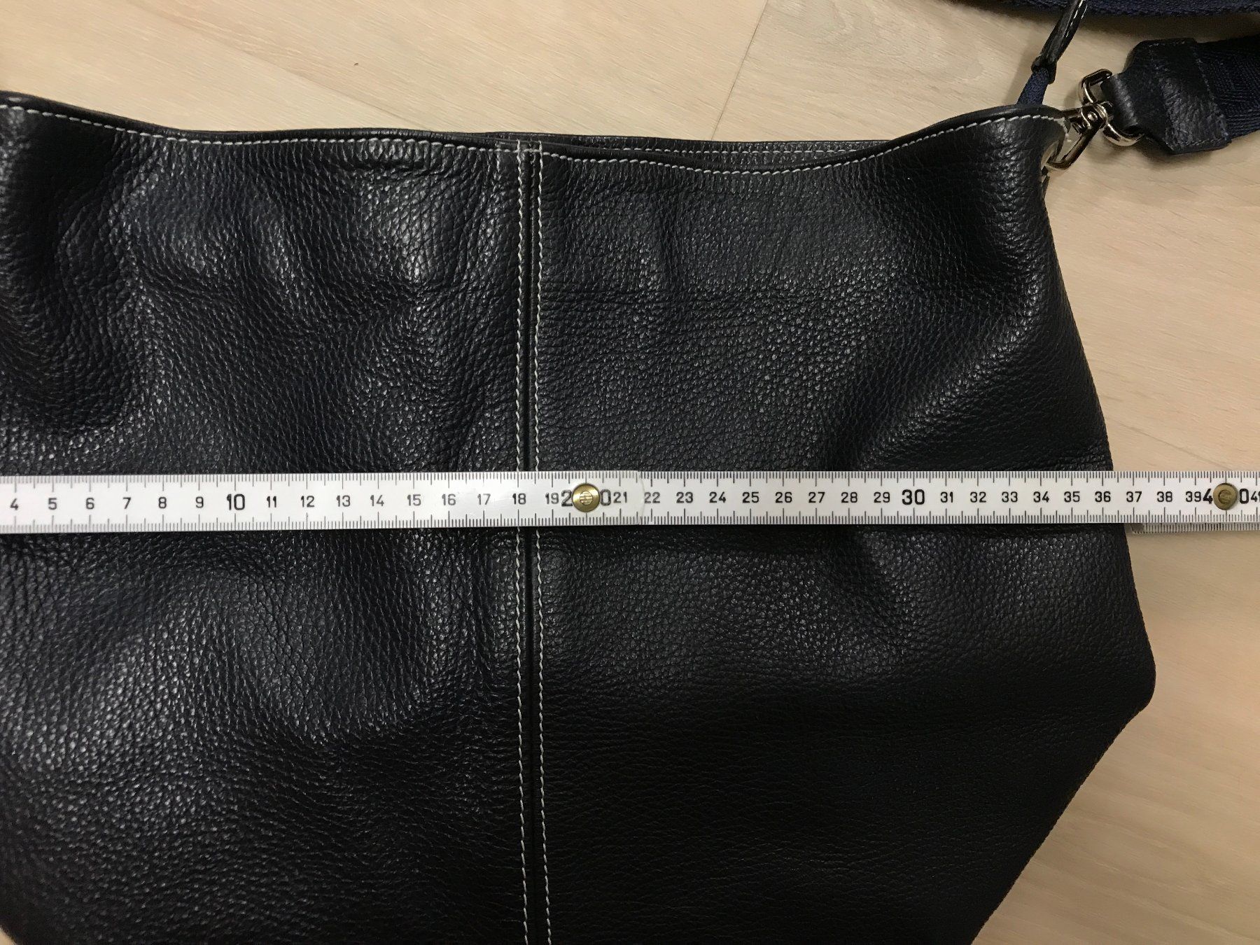Taschen für Damen: LEDER-Tasche, d.blau / mit Schulterriremen und Innenfächern – Gebraucht aus Dübendorf von nerino03 3