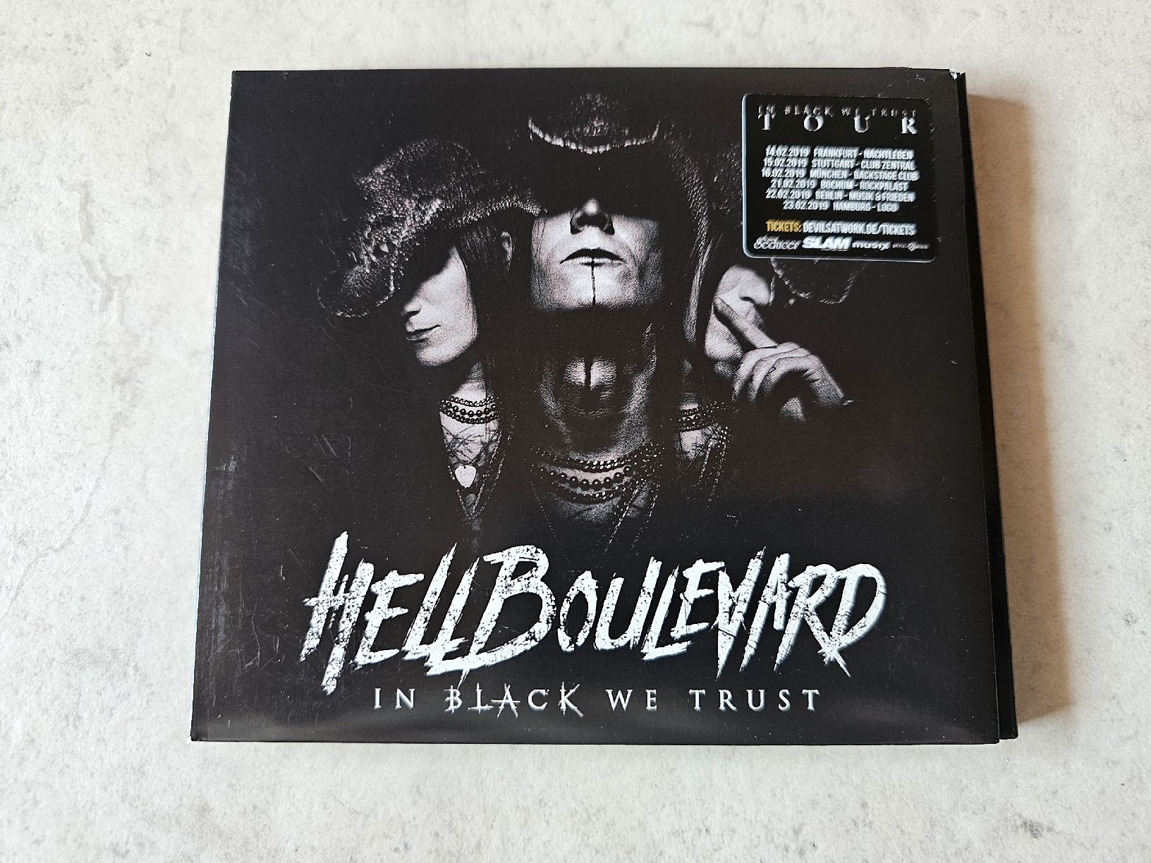 CD: Hell Boulevard  -  In Black We Trust – Usato da Schneisingen venduto da backstore24