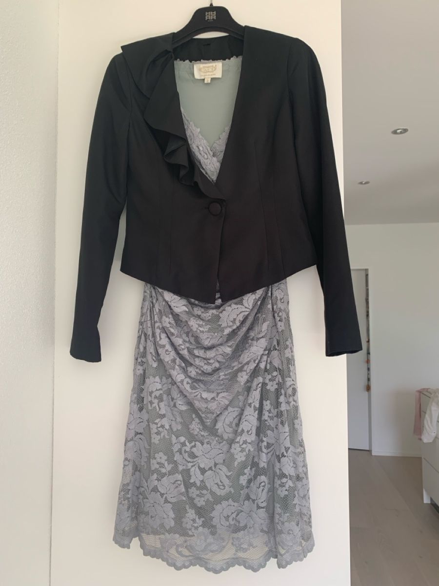 Kleider: Silberfarbenes Designer-Kleid mit schwarzem Blazer, Gr. 36 – Neu (gemäss Beschreibung) aus Schwanden GL von Cicala