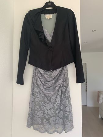 Silberfarbenes Designer-Kleid mit schwarzem Blazer, Gr. 36