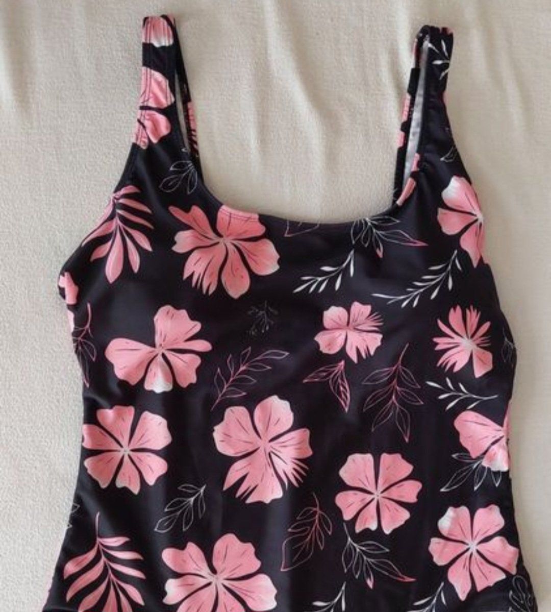 Costumi da bagno & Bikini: Badeanzug einteilig mit Blumenmuster, Grösse XXL / 44 / 46 – Nuovo (secondo la descrizione) da Oberwil BL venduto da Hunajakakku