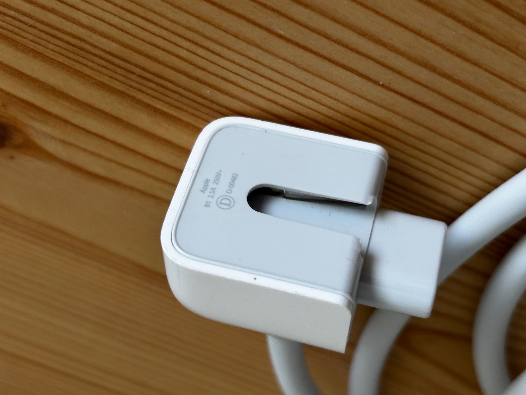 Apple Caricabatterie: Original Apple Netzkabel / Stromkabel CH Stecker NEU – Nuovo (secondo la descrizione) da Herrliberg venduto da Tcardo 1
