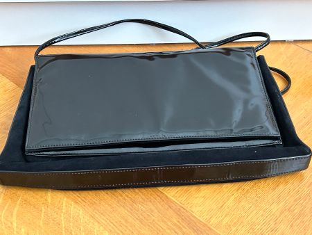 Zeitlose schwarze kleine Schultertasche aus Lack-+Wildleder