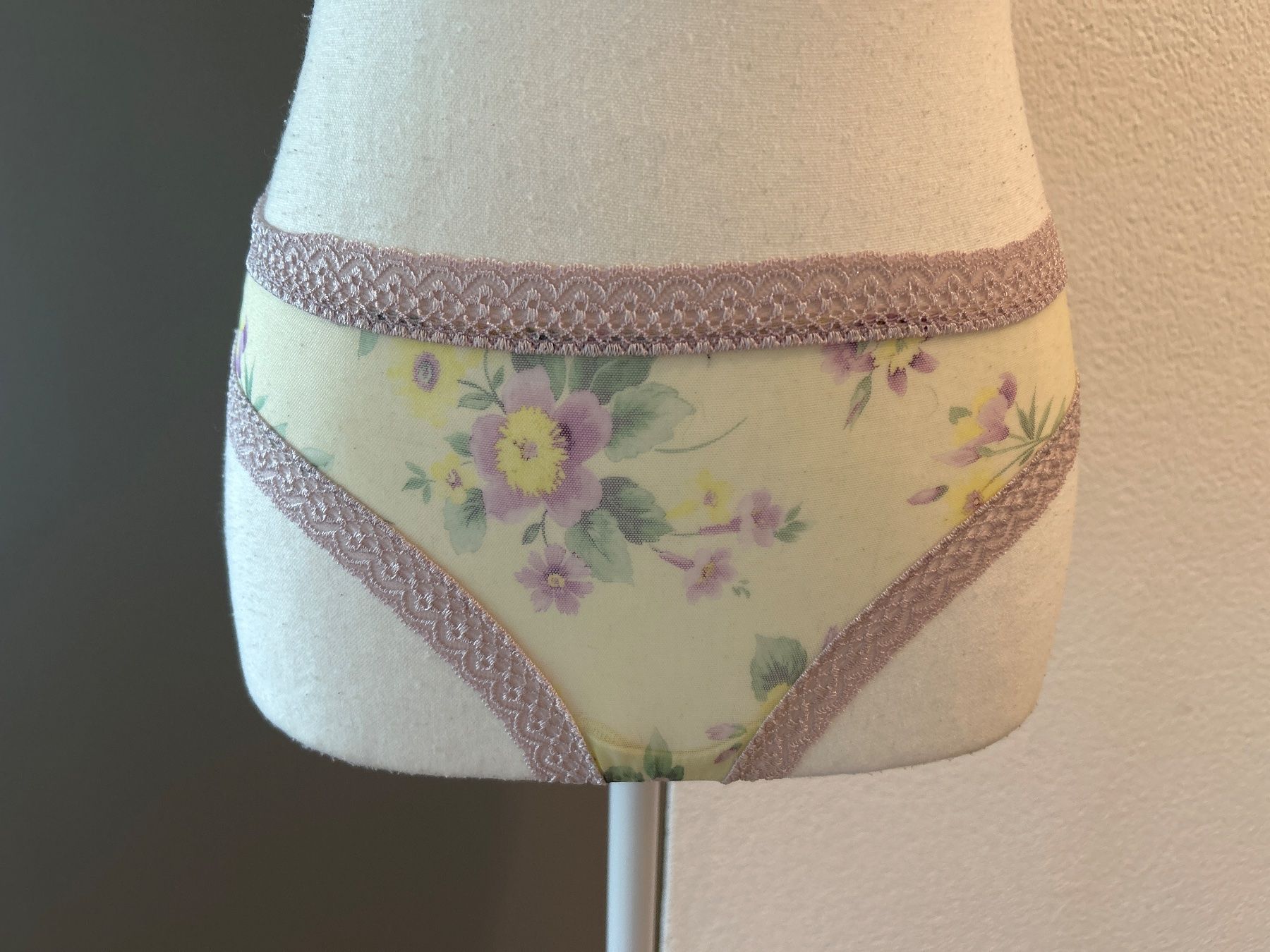 Intimissimi Altra biancheria intima: Damenslip hellgelb mit flora Muster von Intimissimi – Usato da Brunnen venduto da Nala2929 2