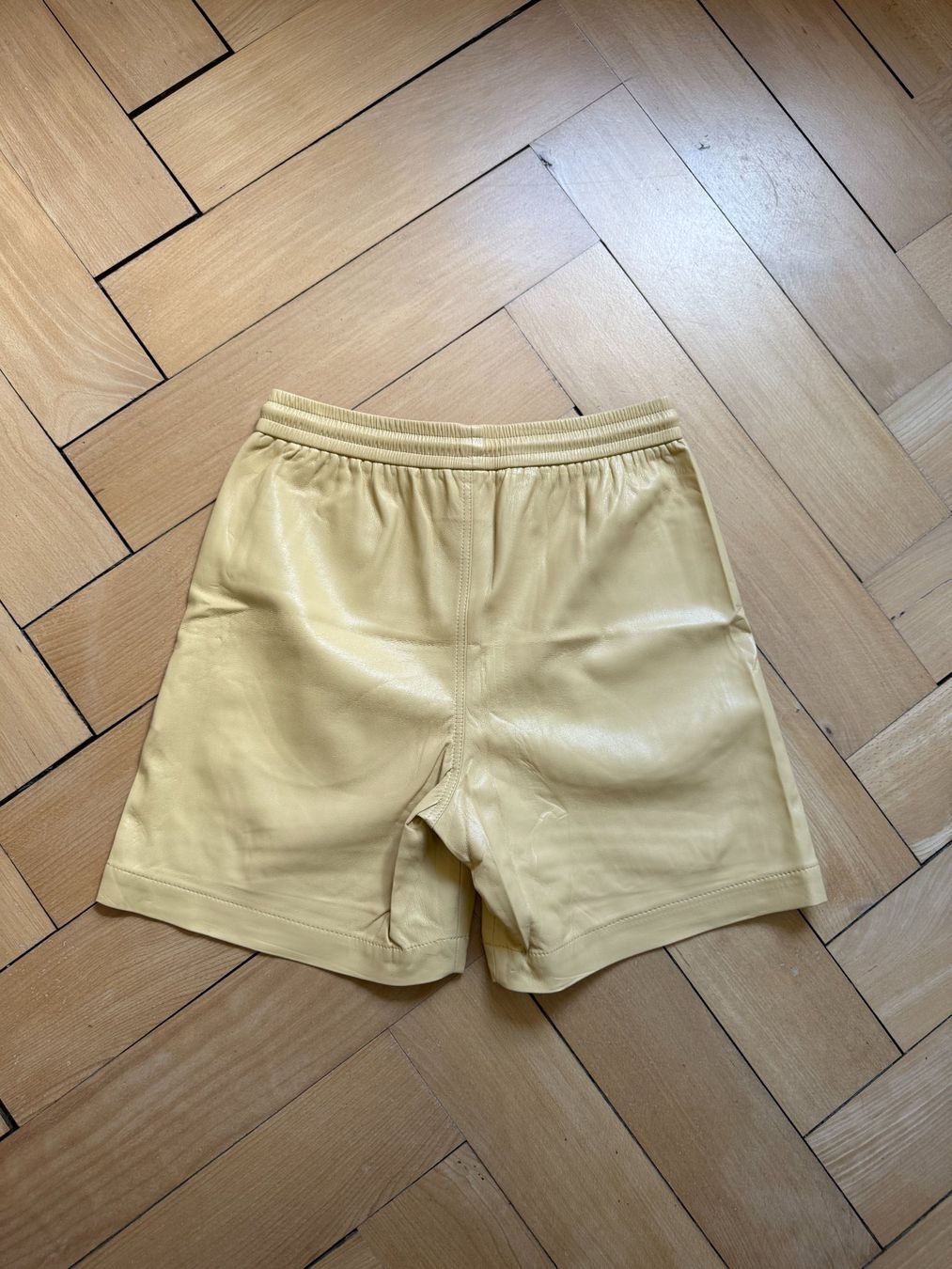 Nanushka Pantaloni: NANUSHKA - Kunstleder Shorts hellgelb S – Usato da Zürich venduto da Diazaio 2